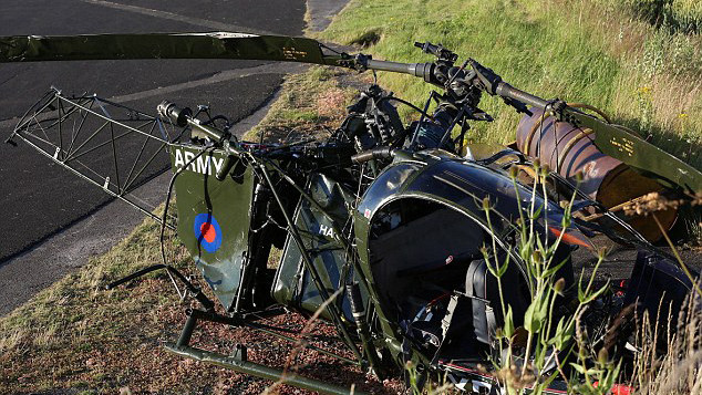 Xác chiếc trực thăng trên bãi cỏ