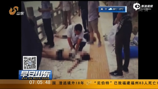 Thi thể của các nạn nhân được đưa lên bờ