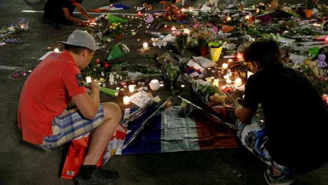 Người dân đặt nến và hoa trên đại lộ La Promenade des Anglais để tưởng nhớ những nạn nhân xấu số trong vụ thảm sát.