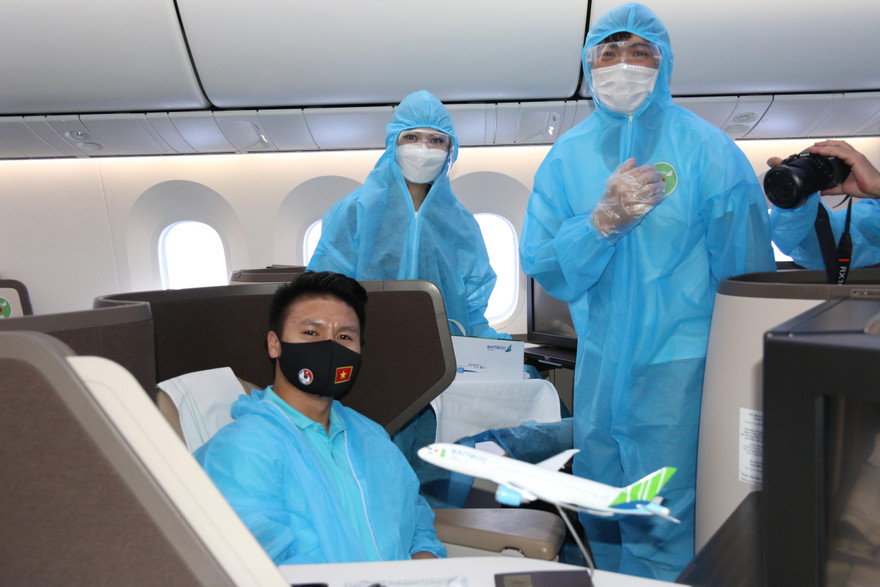 Đội tuyển Việt Nam ở khu vực riêng trên chuyến bay từ UAE về nước hôm 17/6. (ảnh Hữu Phạm)