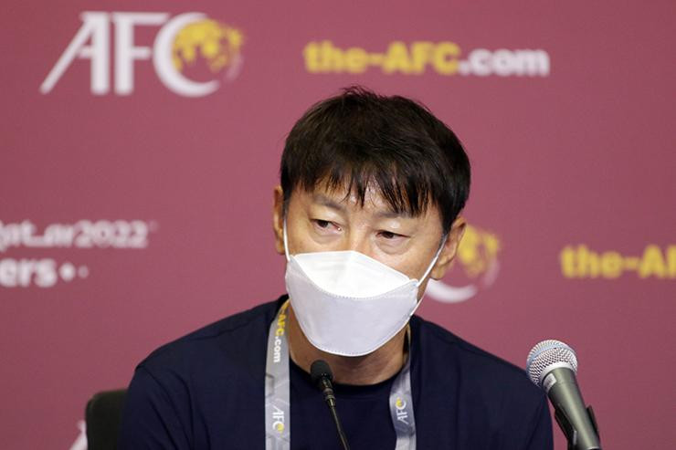 HLV Shin Tae Yong ghi dấu ấn trong trận hoà 2-2 của Indonesia với Thái Lan tối 3/6. (ảnh Hữu Phạm)