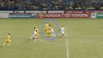 Pha va chạm cách vòng 16m50 hơn 1m