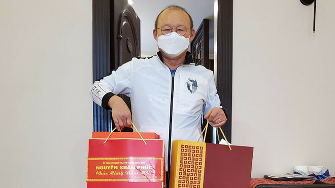 HLV Park Hang Seo nhận quà chúc Tết của Thủ tướng Chính phủ Nguyễn Xuân Phúc. (ảnh Trần Quốc)