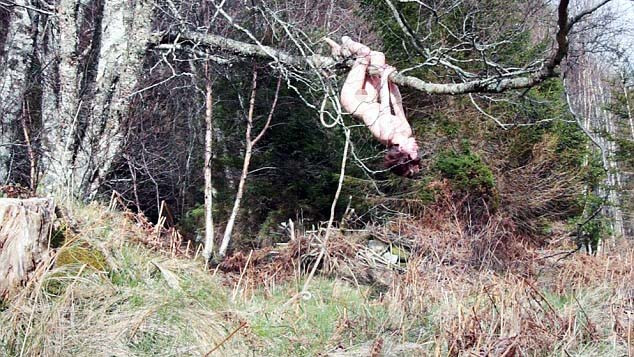 Hilde Krohn Huse vào rừng, khỏa thân để quay video phục vụ nghệ thuật