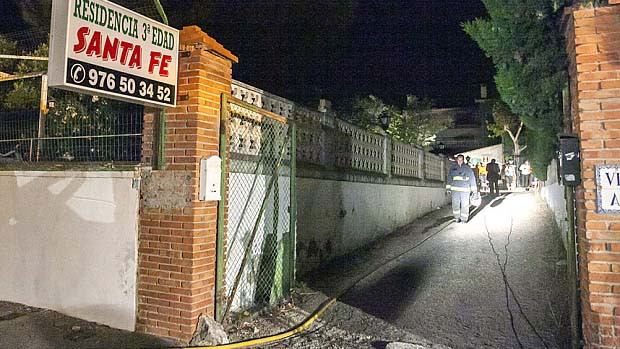 Nhân viên cứu hỏa tại hiện trường vụ cháy ở viện dưỡng lão.