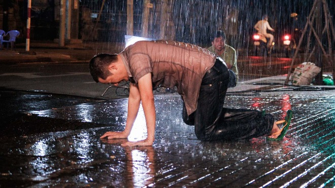 Hoàng Bách đau khổ, gục ngã giữa trời mưa trong MV mới 