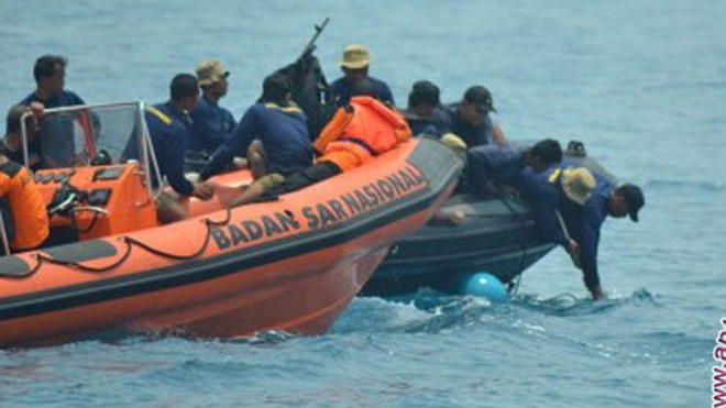 Đội cứu hộ tìm kiếm nạn nhân mất tích. Ảnh: Antaranews