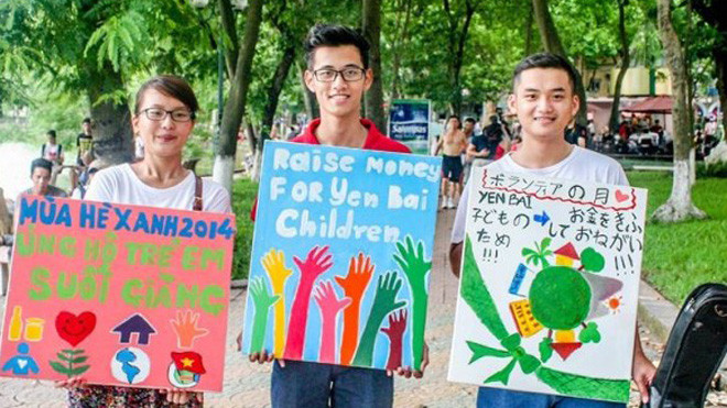 Hát dạo quyên góp tiền ủng hộ trẻ em ở vùng cao