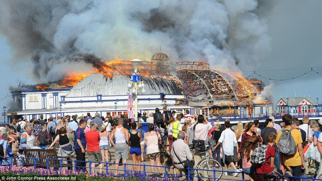 Cầu tàu 140 năm tuổi cháy dữ dội 