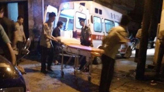 Cảnh sát đưa các nạn nhân đi cấp cứu.