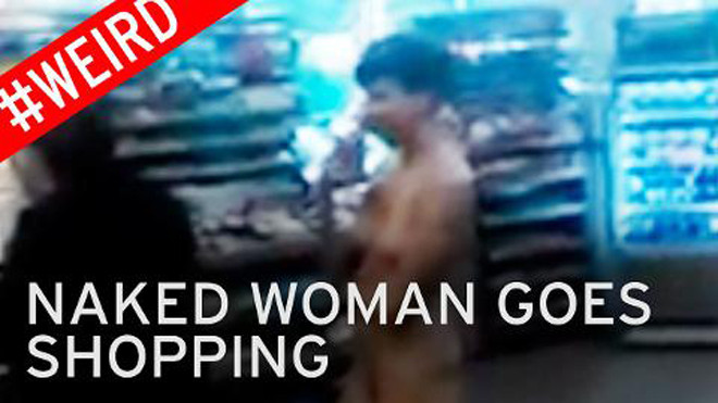 Ảnh cô gái thản nhiên khỏa thân đi trong siêu thị 