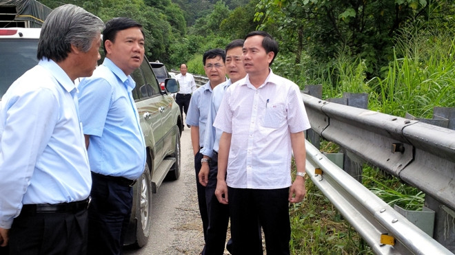 Bộ trưởng Đinh La Thăng trong chuyến giám sát dự án nâng cấp, cải tạo QL 20