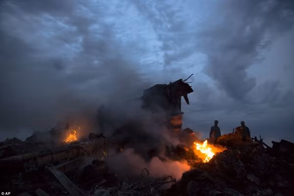Hiện trường vụ máy bay rơi. Ảnh: Reuters