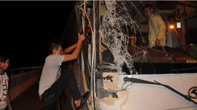 Rợn gáy, xe khách chở hơn 40 hành khách tông container