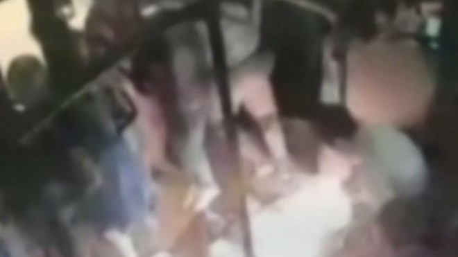 Châm lửa đốt cháy xe bus chở hơn 80 người