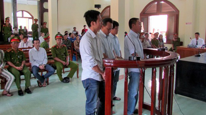 4 bị cáo được tại ngoại, bị cáo Thảo Thành (ngồi sau) chịu hậu quả nặng nề nhất