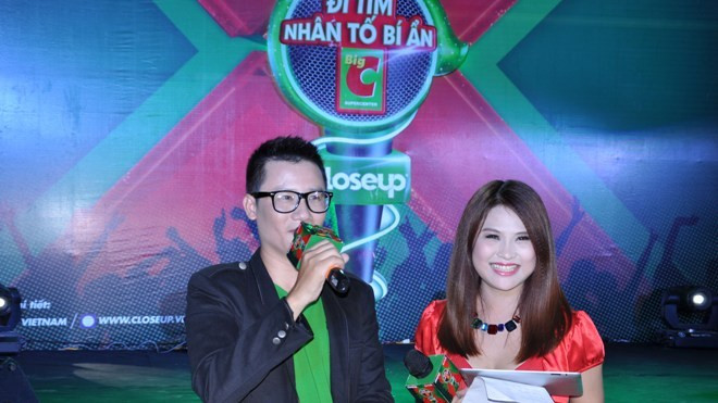 Giám khảo Hoàng Bách nhí nhảnh tại Huế 