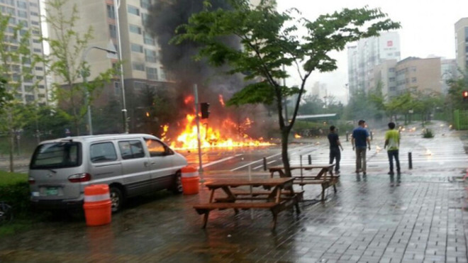 Lửa cháy ngùn ngụt khi chiếc trực thăng gặp nạn