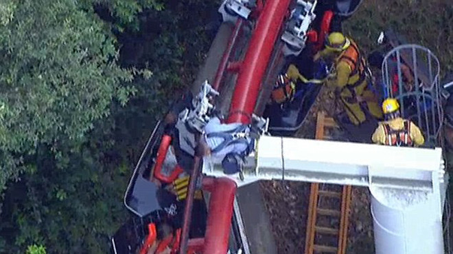 Tàu lượn trượt bánh, 21 người mắc kẹt trên không