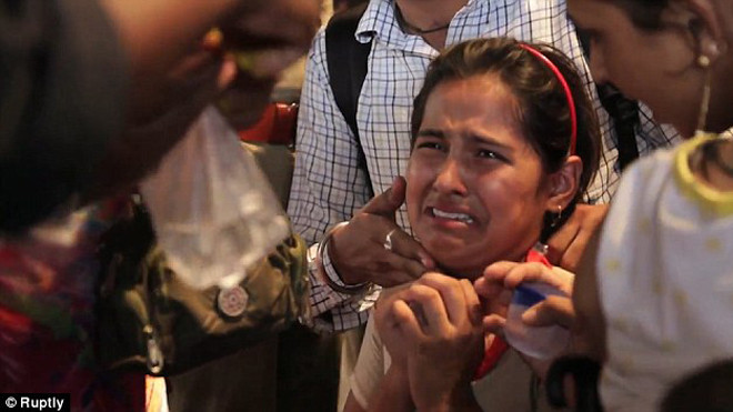 Một em gái mếu máo khóc khi phải nuốt cá sống