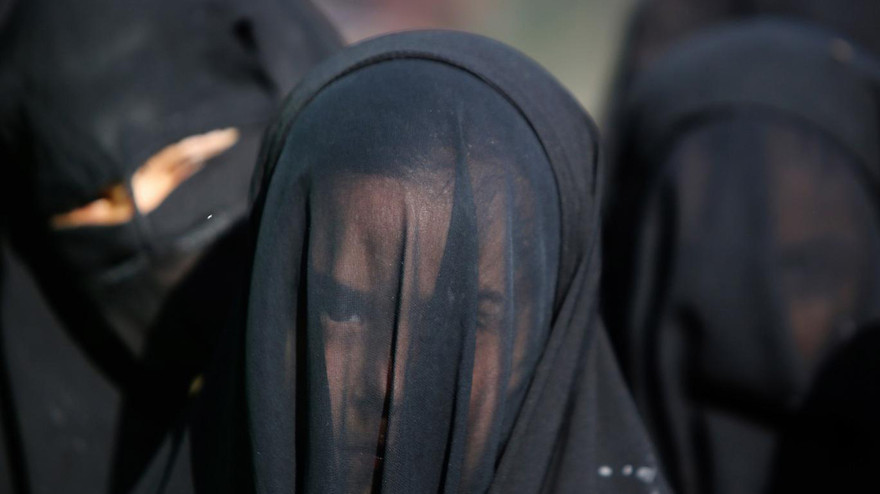 IS cho rằng phụ nữ phải che kín toàn bộ cơ thể, mặc quần ống rộng, đi tất, găng tay và phải có một người thân là nam giới đi cùng khi ra ngoài. 