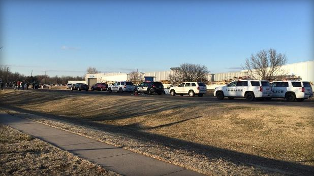 Xe cảnh sát bên ngoài công ty Excel, nơi xảy ra vụ xả súng kinh hoàng khiến 7 người thiệt mạng