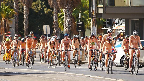 Hàng trăm người tham gia lễ hội đạp xe khỏa thân 