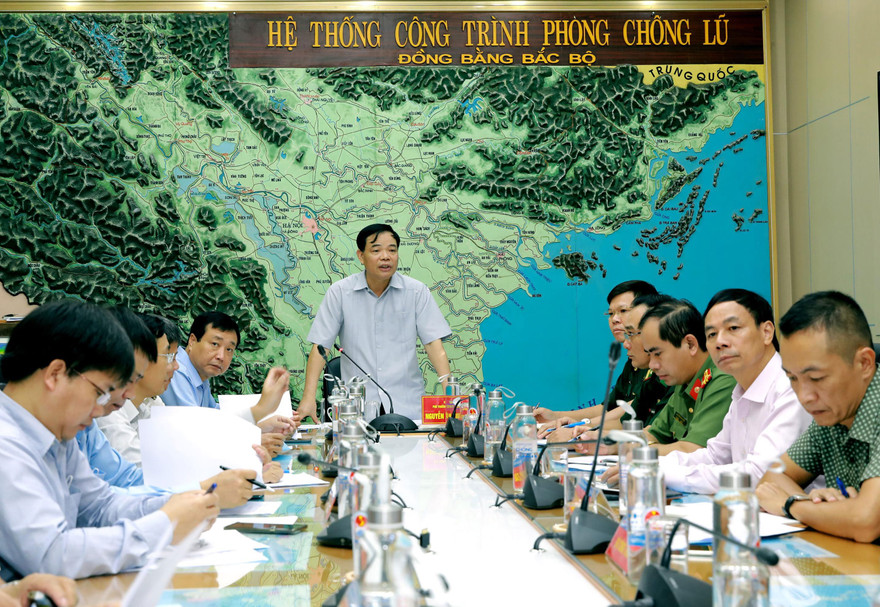 Bộ trưởng Bộ NN&PTNT, Phó trưởng Ban thường trực Ban chỉ đạo Trung ương về Phòng chống thiên tai nhận định yêu cầu các địa phương trong vùng ảnh hưởng của bão khẩn trương xét xét cấm biển, cho học sinh nghỉ học.