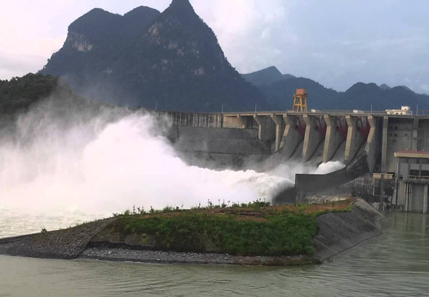 Thuỷ điện Hoà Bình mở cửa xả lũ khẩn cấp từ 18 giờ ngày 18/7