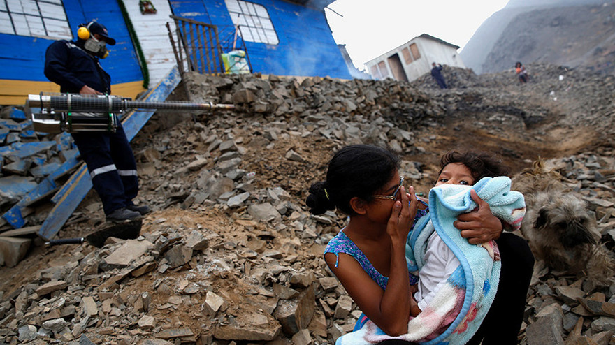 Nhân viên y tế phun thuốc diệt muỗi phòng dịch zika ở Carabayllo, Lima, Peru hôm 1/2