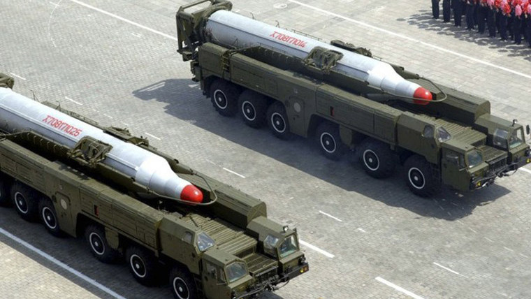 Tên lửa Triều Tiên được diễu qua quảng trường Kim Nhật Thành ở Bình Nhưỡng