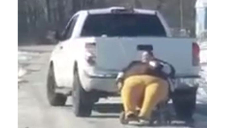 Người phụ nữ bị xe tải kéo đến bệnh viện