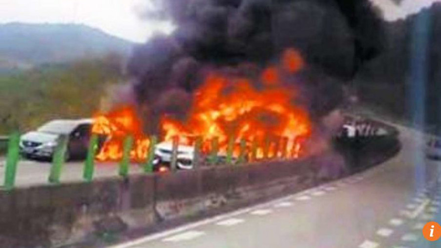 Nhiều xe bốc cháy ngùn ngụt trên cao tốc sau vụ tai nạn kinh hoàng