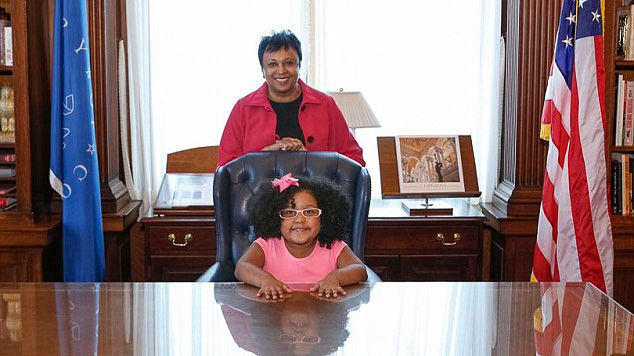 Bé Daliyah ngồi trong Thư viện Quốc hội