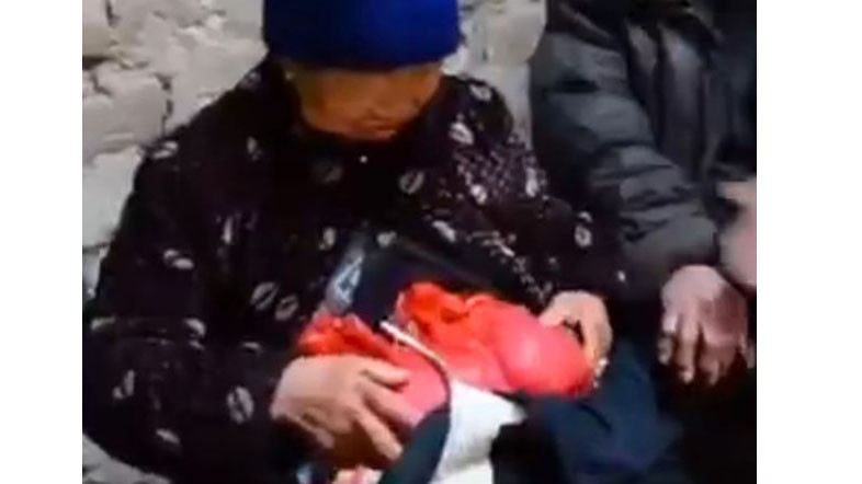 Suốt 20 năm qua, cụ Wuxue cất ruột trong túi nilon và buộc quanh eo. 