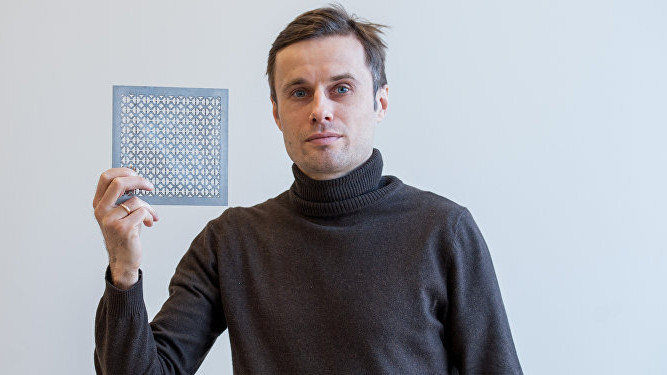 Giám đốc dự án Alexei Basharin cầm trên tay loại vật liệu có khả năng chế tạo phương tiện quân sự tàng hình