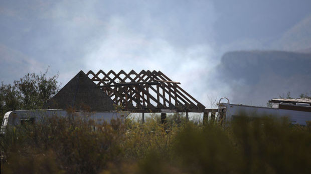 Khói bốc lên từ hiện trường rơi máy bay F-16