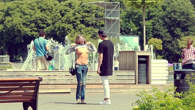 Một phụ nữ kéo áo cho Mamurin xem ngực để lấy 120 USD.