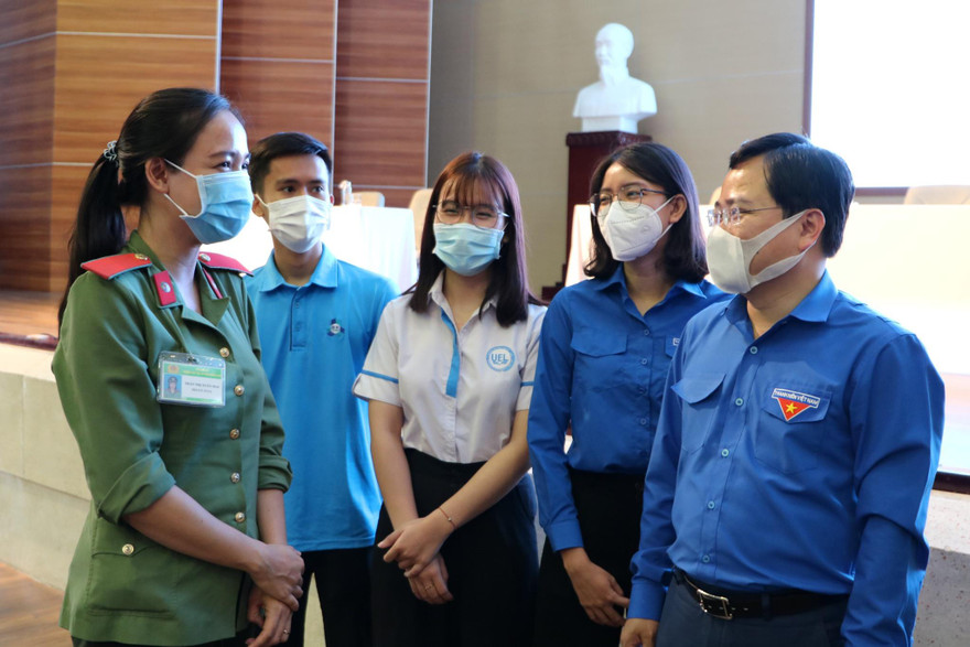 Anh Nguyễn Anh Tuấn, Uỷ viên T.Ư Đảng, Bí thư thứ nhất T.Ư Đoàn, Chủ tịch Hội LHTN Việt Nam trao đổi, chia sẻ những vấn đề ĐVTN quan tâm.