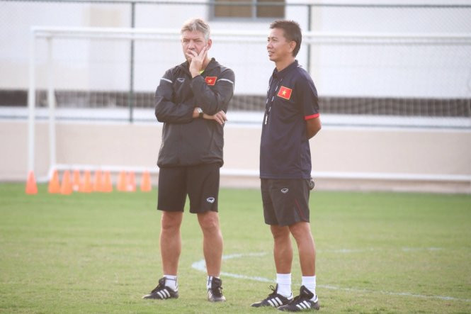 GĐKT Jurgen Gede (trái) và HLV Hoàng Anh Tuấn.