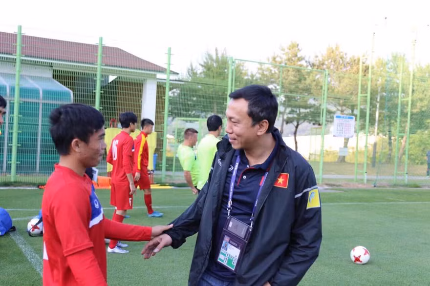Phó Chủ tịch VFF Trần Quốc Tuấn động viên cầu thủ U20 Việt Nam ở Hàn Quốc.