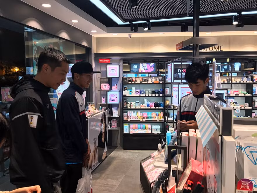 Các thành viên U20 Việt Nam thăm quan và mua sắm ở Jeonju, Hàn Quốc.