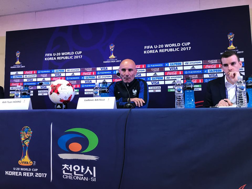 HLV Ludovic Batelli của U20 Pháp.