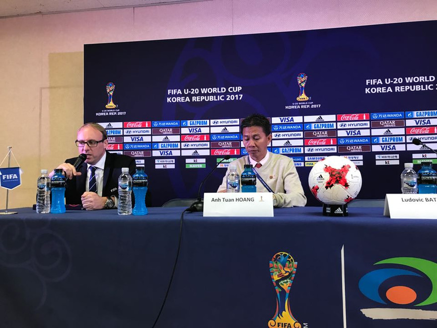 HLV Hoàng Anh Tuấn ở cuộc họp báo chiều 25/5.