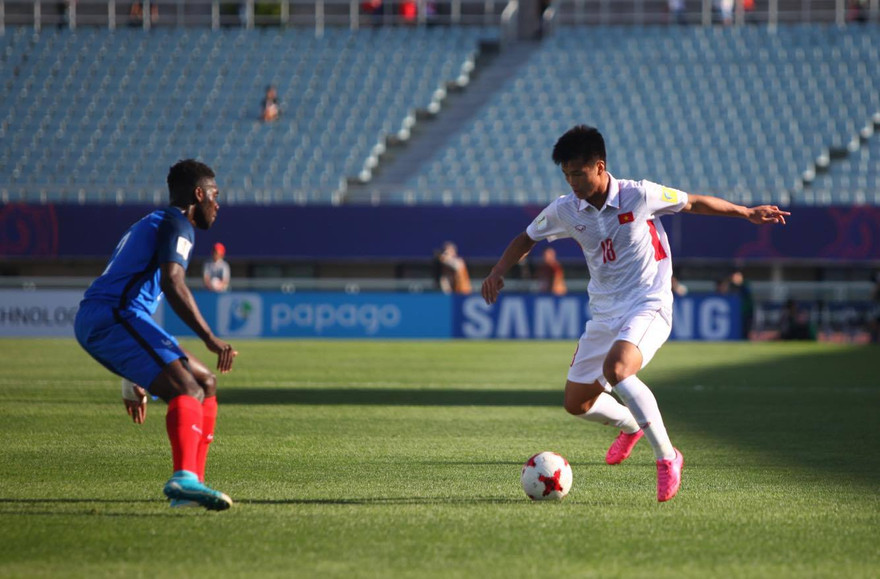 Pháp (phải) ở đẳng cấp khác so với U20 Việt Nam.