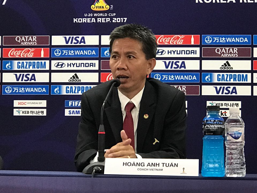 HLV Hoàng Anh Tuấn tại cuộc họp báo sau trận Việt Nam-Honduras (ảnh Nguyên Phong