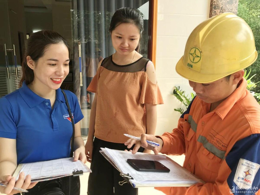 Theo các chuyên gia ngành điện, khi nhiệt độ ngoài trời tăng 1 độ C, tiêu thụ điện của điều hòa tăng 2 - 3%