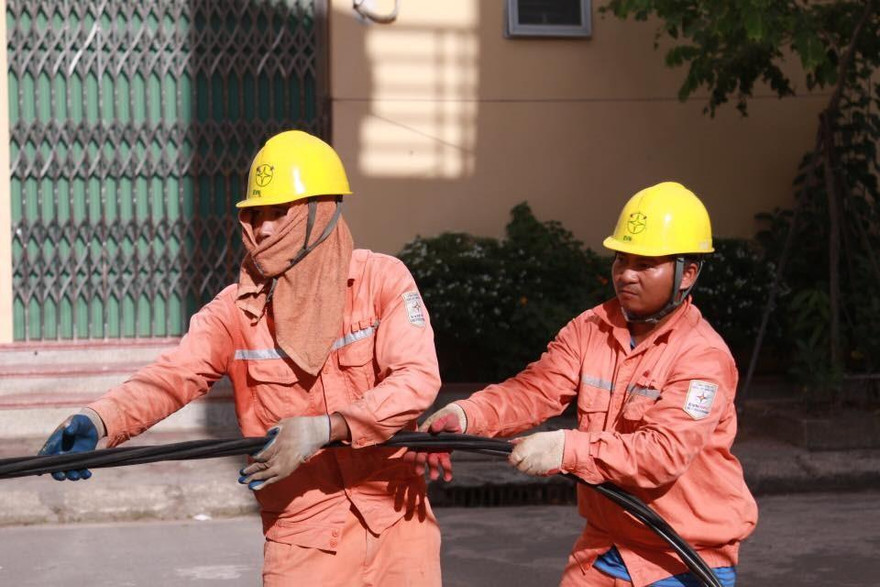 Nắng nóng gay gắt, lượng điện tiêu thụ trên địa bàn Hà Nội và trên cả nước liên tục lập kỷ lục