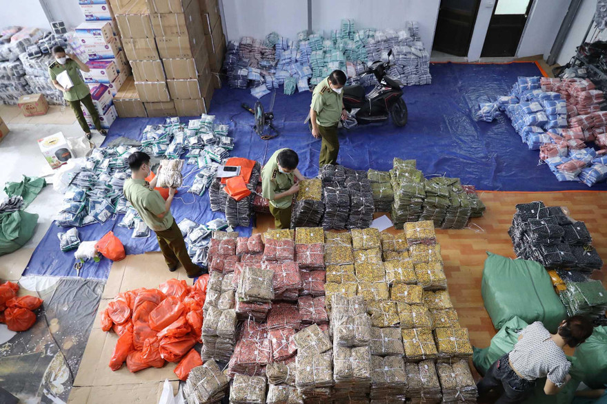 La liệt hàng mỹ phẩm, thực phẩm chức năng, thời trangkhông rõ nguồn gốc được kinh doanh chủ yếu trên nền tảng thương mại điện tử.