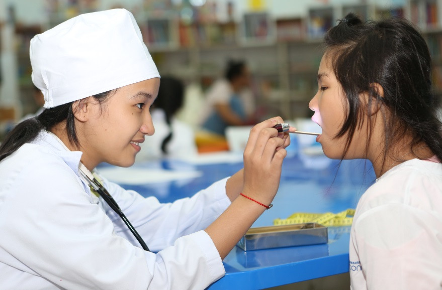 Các em được chia thành 4 nhóm để cùng nhau tranh tài, thể hiện khả năng để vượt qua nhiều thử thách thú vị. 